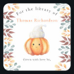 Sticker Carré Citrouille d'automne dans un chapeau - pour la bib<br><div class="desc">"Un petit pumpkin est en route. Célébrez avec ce bébé cartoon pumpkin pour une baby shower party ! Citrouille mignonne de style kawaii aquarelle avec un chapeau d'automne (casquette) et des feuilles d'automne. Au verso de la carte,  il y a des feuilles d'automne.</div>