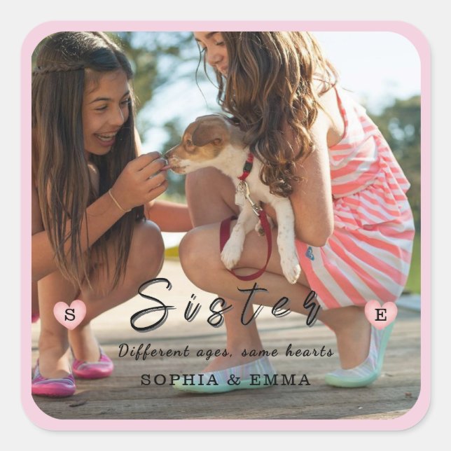 Sticker Carré Collage de photos de sœurs – Âges différents, même (Devant)