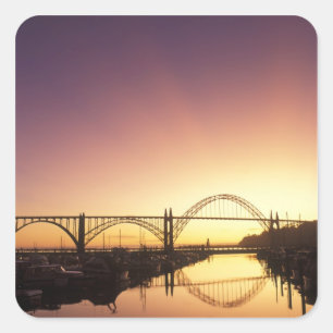 Sticker Carré Coucher de soleil derrière le pont de Newport, Ore