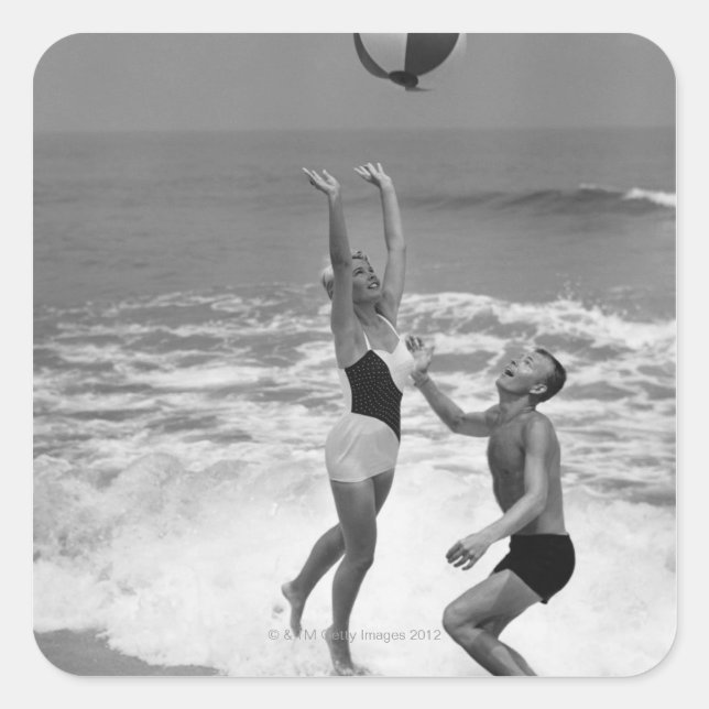 Sticker Carré Couples jouant avec un Beachball (Devant)