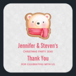 Sticker Carré Cute Bear Face Red Scarf et Rosy Cheeks Christmas<br><div class="desc">Fête merci autocollants avec un visage d'ours mignon et adorable mis sur une base de biscuits. Portant un foulard rayé rouge et blanc. Arrière - plan est un motif qui a l'air de tomber la neige,  en argent et blanc.</div>