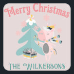 Sticker Carré Cute Boho Christmas Unicorne sur Blush Pink<br><div class="desc">Cet autocollant de Noël personnalisé présente une illustration de dessin animé de style boho mignon et girly. Une jolie licorne rose orne son sapin de Noël sous des flocons de neige qui tombent. L'arrière - plan est de couleur rose pâle.</div>