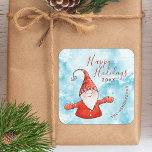 Sticker Carré Cute Gnome Côtier Bleu Rouge Joyeux Vacances<br><div class="desc">Ces stickers de Noël personnalisés mignons avec un Happy Holidays disant et un gnome joyeux en rouge sur un arrière - plan enneigé sont parfaits pour l'envoi de Noël ou comme un cadeau de faveur étiquettes. Tapez votre nom de famille et votre année à l'aide du texte modèle pour le...</div>