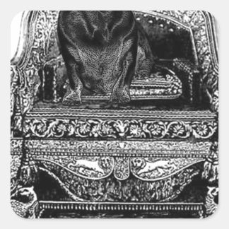 Sticker Carré Dachshund sur le chien de la Couronne du trône