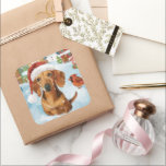 Sticker Carré Dachshund Winter Wonderland Christmas Joy<br><div class="desc">Ce design festif reflète l'esprit joyeux de la période des fêtes, avec un adorable petit portant un chapeau de Père Noël. Le chien est niché dans un pays des merveilles hivernales, avec un bonhomme de neige, un sapin de Noël décoré et des cadeaux joliment emballés. Les flocons de neige tombent...</div>