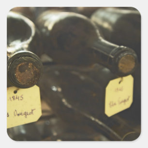 Sticker Carré Dans la cave à vin souterraine : bouteilles couch