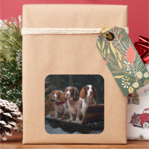 Sticker Carré Décor de Noël au traîneau enneigé Brittany Spaniel