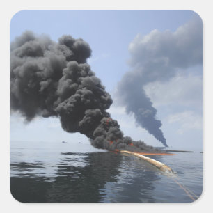 Sticker Carré Des nuages sombres de fumée et de feu émergent 3