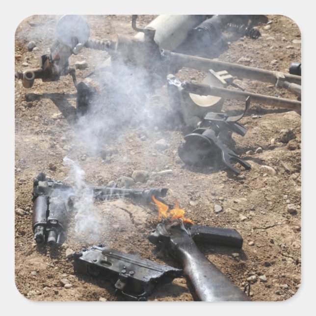 Sticker Carré Des pièces d'armes ennemies sont mises à la dispos (Devant)