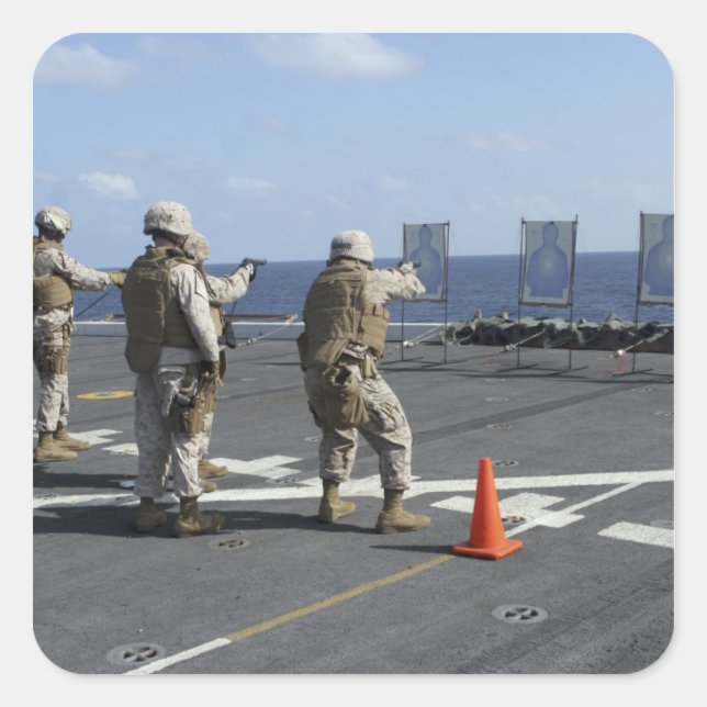 Sticker Carré Des policiers militaires s'entraînent avec le Berr (Devant)