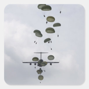 Sticker Carré Des soldats de l'armée sautent d'un C-17 Globemast