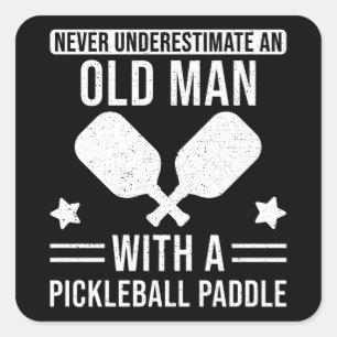 Sticker Carré Don de Pickleball Ne sous-estimez jamais un vieil