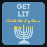 Sticker Carré Drôle "Get Lit" Chic Personnalisé Menorah Hanoukka<br><div class="desc">Apportez une étincelle festive à vos célébrations Hanoukka avec ces autocollants amusants "Get Lit"! Dotés d'une illustration audacieuse de la menorah, d'un texte personnalisable de nom de famille et d'un message ludique, ces autocollants sont parfaits pour ajouter de la personnalité aux sacs-cadeaux, aux ballotins ou aux cartes de fin de...</div>