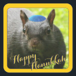 Sticker Carré Écureuil drôle à Yarmulke - Bonne Hanoukka<br><div class="desc">Il n'a peut-être pas l'air d'être d'humeur à répandre des réjouissances à l'extérieur, mais à l'intérieur, le cousin juif de Père Noël Squirrel, Hanoukka Squirrel, est aussi gai que les noix de vacances de chasse aux écureuils que vous verrez jamais ! Faites plaisir à vos amis et partagez notre sympathique...</div>