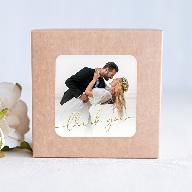 Sticker Carré Élégant Mariage Photo Merci Calligraphie Script (Wedding thank you photo sticker with gold script for favors and envelopes)