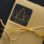 Sticker Carré Élégant minimaliste Arbres de Noël Or sur Noir<br><div class="desc">Ajoutez une touche d'élégance à vos cadeaux de vacances avec cet autocollant de Noël personnalisable. Un arrière - plan noir agrémenté de quatre sapins dorés crée une ambiance festive. Personnalisez-le avec votre nom de famille en texte jaune, rendant chaque cadeau vraiment spécial. Célébrez la saison des Fêtes avec cet autocollant...</div>