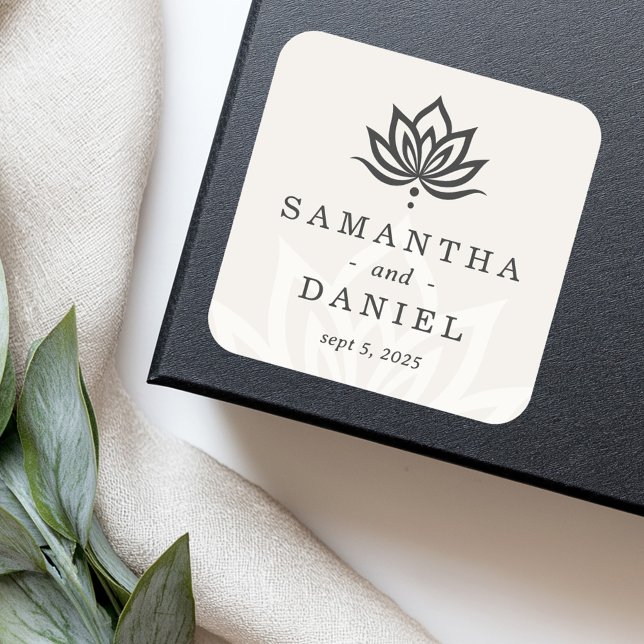 Sticker Carré Élégant monogramme de fleur de lotus ivoire neutre (legant lotus flower monogram light neutral ivory square sticker)
