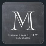 Sticker Carré Élégant Monogramme moderne Chalkboard Favoriser Ét<br><div class="desc">Design typographique moderne épuré et simple, avec arrière - plan imprimé cool en faux tableau et votre monogramme de mariage personnalisé, noms et date de mariage. Cliquez sur "CUSTOMISER IT" pour ajouter votre propre texte ou vos photos. Customisez les polices et les couleurs pour concevoir votre propre autocollant unique et...</div>
