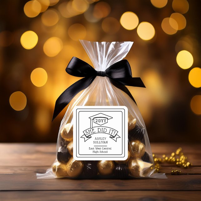 Sticker Carré Elle L'A Fait Casquette Grad Nom De Graduation | É (Black and White Grad Cap "She Did It!" Graduation Name and Class Year School Square Favor Sticker)