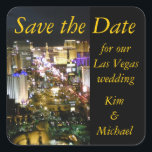 Sticker Carré Enregistrer la date Las Vegas Mariée et la salle d<br><div class="desc">stickers faire-part de mariage Las Vegas. Enregistrez le design de la date de naissance avec le nom du couple qui planifie leur mariage à Las Vegas. Modèles de textos contre une photo aérienne du Strip dans ce célèbre lieu de mariage de destination</div>