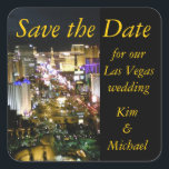 Sticker Carré Enregistrer la date Las Vegas Mariée et la salle d<br><div class="desc">stickers faire-part de mariage Las Vegas. Enregistrez le design de la date de naissance avec le nom du couple qui planifie leur mariage à Las Vegas. Modèles de textos contre une photo aérienne du Strip dans ce célèbre lieu de mariage de destination</div>