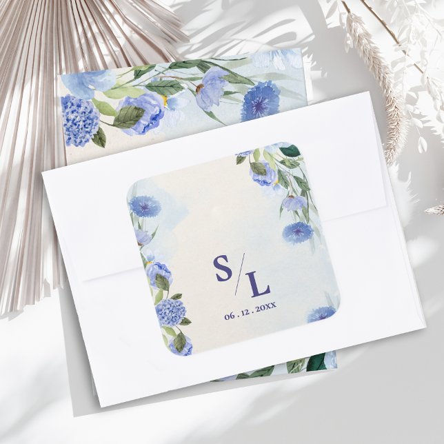 Sticker Carré Enveloppe de mariage à initiales en monogramme ble (Dusty Blue Watercolor Floral Wedding Monogram Sticker | Elegant Botanical Envelope Seal)