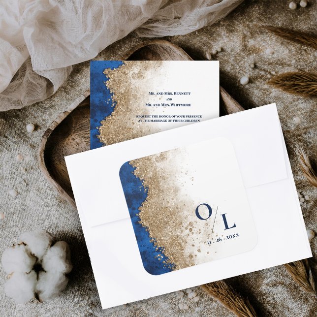 Sticker Carré Enveloppe de mariage à initiales monogramme or ble (Royal Blue Gold Monogram Initials Wedding Envelope Square Sticker)