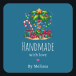 Sticker Carré Fabriqué à la main avec amour Tropical Christmas P<br><div class="desc">Fabriqué à la main avec des autocollants de produits Love avec une image de vacances saisonnière. Un palmier tropical orné de lumières festives surmonté d'une étoile. Un sucre de canne géant rouge et blanc qui sort du sable. Cadeaux de Noël sous l'arbre. Whimsical et amusant.</div>