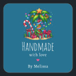 Sticker Carré Fabriqué à la main avec amour Tropical Christmas P<br><div class="desc">Fabriqué à la main avec des autocollants de produits Love avec une image de vacances saisonnière. Un palmier tropical orné de lumières festives surmonté d'une étoile. Un sucre de canne géant rouge et blanc qui sort du sable. Cadeaux de Noël sous l'arbre. Whimsical et amusant.</div>