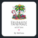 Sticker Carré Fabriqué à la main avec amour Tropical Christmas P<br><div class="desc">Fabriqué à la main avec des autocollants de produits Love avec une image de vacances saisonnière. Un palmier tropical orné de lumières festives surmonté d'une étoile. Un sucre de canne géant rouge et blanc qui sort du sable. Cadeaux de Noël sous l'arbre. Whimsical et amusant.</div>