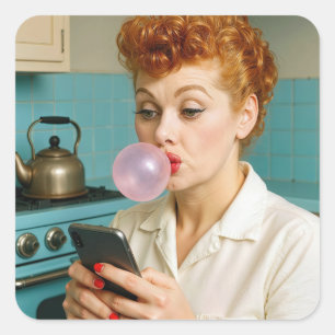Sticker Carré Femme Roux Rétro En Train De Texter Sur Un Télépho