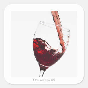 Sticker Carré Fermez-vous du vin rouge étant versé dans le verre