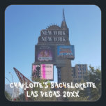 Sticker Carré Fête à Las Vegas | Nom et photo de l'enterrement d<br><div class="desc">Cet autocollant carré présente une image de New York, New York sur le strip de Las Vegas. Avec le nom de la future mariée et la date de la fête affichés en gras et amusants. Pour modifier ou supprimer le texte et la photo, cliquez sur le bouton Personnaliser.</div>