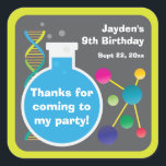 Sticker Carré Fête d'anniversaire du Mad Science Lab<br><div class="desc">Ce sont des autocollants amusants à utiliser pour une fête d'anniversaire de science folle ou de scientifique. La conception comprend un bécher rond avec du liquide bleu, de l'hélice d'ADN et des molécules atomées. L'arrière - plan est gris foncé avec une bordure vert citron. Personnalisez ces autocollants de faveur avec...</div>