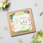 Sticker Carré Fête des mariées de fleurs romantiques du jardin<br><div class="desc">Personnalisez ces autocollants de douche nuptiale 3" avec de belles hydrangées blanches et vertes,  roses roses et crème,  marguerites,  petites fleurs et feuilles sur marron avec vos détails en lettrage chic. CORRESPONDANCE d'objets dans notre collection.</div>