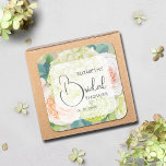 Sticker Carré Fête des mariées de fleurs romantiques du jardin<br><div class="desc">Personnalisez ces autocollants de douche nuptiale 3" avec de belles hydrangées blanches et vertes,  roses roses et crème,  marguerites,  petites fleurs et feuilles sur vert sauge avec vos détails en lettres chic. CORRESPONDANCE d'objets dans notre collection.</div>