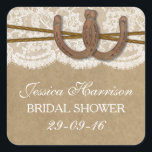 Sticker Carré Fête des mariées Rustic Kraft & Lace Horseshoe<br><div class="desc">Ces autocollants rustiques en fer à cheval kraft & dentelle seront l'accessoire parfait pour toute future mariée ! Le design est composé d'un arrière - plan rustique à effet kraft avec une finition vintage romantique en dentelle blanche, avec deux charrettes et deux ficelles. Ces autocollants peuvent être personnalisés pour votre...</div>