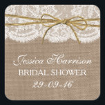 Sticker Carré Fête des mariées Rustique Burlap, dentelle et bow<br><div class="desc">Ces autocollants rustiques de douche nuptiale, dentelle et arc-en-twin seront l'accessoire parfait pour toute future mariée ! Le design comprend un joli arrière - plan rustique effet burlap avec une coupe romantique vintage en dentelle blanche finie avec un joli ruban de ficelle avec arc. Ces autocollants peuvent être personnalisés pour...</div>