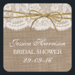 Sticker Carré Fête des mariées Rustique Burlap, dentelle et bow<br><div class="desc">Ces autocollants rustiques de douche nuptiale, dentelle et arc-en-twin seront l'accessoire parfait pour toute future mariée ! Le design comprend un joli arrière - plan rustique effet burlap avec une coupe romantique vintage en dentelle blanche finie avec un joli ruban de ficelle avec arc. Ces autocollants peuvent être personnalisés pour...</div>