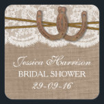 Sticker Carré Fête des mariées Rustique Burlap & Lace Horseshoe<br><div class="desc">Ces autocollants rustiques pour fer à cheval en fer à cheval et en dentelle seront l'accessoire parfait pour toute future mariée! Le design est composé d'un arrière - plan rustique à effet de burlap avec une finition vintage romantique à effet de dentelle blanche, finie par deux charrières et ficelles entrelacées...</div>