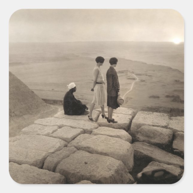 Sticker Carré Flapper Girls Sunrise Khufu Pyramid, Égypte 1920 (Devant)