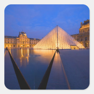 Sticker Carré France, Paris. Le musée du Louvre au crépuscule.