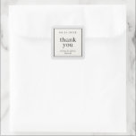 Sticker Carré Frontière neutre Mariage simple Favoriser<br><div class="desc">Faites une déclaration d'élégance sous-jacente avec cette simple faveur de mariage basée sur le texte,  merci étiquette autocollant avec une subtile bordure de noir et gris sur ecru neutre. Utilisez l'option de personnalisation pour modifier les couleurs et les polices en fonction de votre thème mariage.</div>