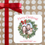 Sticker Carré Fun Christmas Wreath Picture Frame Jolie Holiday<br><div class="desc">Ces adorables autocollants font de superbes étiquettes cadeaux. Ils présentent un design mignon avec votre photo apparaissant au centre d'une couronne de vacances. Le chauffage lit Joyeux Noël dans une police rouge fantaisiste et amusante. Il y a de la place pour un petit salut,  avec votre nom et l'année.</div>