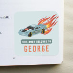 Sticker Carré Garçons Bleu Ce livre fait partie de Hot Flames &<br><div class="desc">Le design de la bibliothèque "Ce livre appartient à ce garçon cool" est doté d'une voiture de course bleue avec roues noires et flammes chaudes, et vous permet d'ajouter le nom de vos enfants dans une belle typographie. Parfait pour le retour de votre enfant aux fournitures scolaires. Consultez le reste...</div>