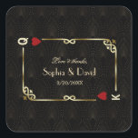 Sticker Carré Glam Gatsby Casino Las Vegas Mariage de poker<br><div class="desc">Unique Casino Royale et Great Gatsby conception de carte à thème. Il présente un style art déco vintage, un cadre rompu de Roaring des années 1920 avec fausse feuille d'or Fleur-de-lis, coeurs rouges, Q et K sur deux coins (simulant des cartes à jouer), sur arrière - plan motif Art déco...</div>