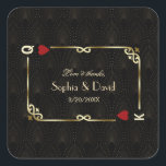 Sticker Carré Glam Gatsby Casino Las Vegas Mariage de poker<br><div class="desc">Unique Casino Royale et Great Gatsby conception de carte à thème. Il présente un style art déco vintage, un cadre rompu de Roaring des années 1920 avec fausse feuille d'or Fleur-de-lis, coeurs rouges, Q et K sur deux coins (simulant des cartes à jouer), sur arrière - plan motif Art déco...</div>