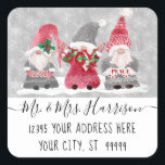 Sticker Carré Gnome Love Joy Peace Christmas Card Adresse<br><div class="desc">"Gnome Love Joy Peace Christmas Card Adresse Carré Sticker." Envelope Sceller et l'autocollant d'adresse de retour ajoute de la beauté à vos enveloppes de cartes de Noël. Images d'aquarelle peintes à la main d'un trio de gnomes portant le message : "Amour, Joie, Paix !" Créée par Audrey Jeanne Roberts, artiste...</div>