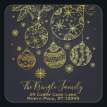 Sticker Carré Gold Christmas Ornamy Family Return Adresse<br><div class="desc">Autocollants d'adresse de retour de la famille de Noël, noir et or rustique - Noir et or dessiné à la main. Des ornements de Noël rustiques, suspendus, des feuilles saints et des étoiles sont dessinés à la main en or sur un arrière - plan noir. Imprimé en bas est le...</div>