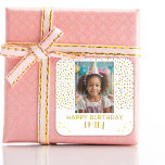 Sticker Carré Gold Stars Faux Parties scintillant Birthday Kids<br><div class="desc">Gold Stars Faux Parties scintillant Anniversaire Jeune fille Photo Carré Sticker. Les autocollants ont des étoiles dorées et des points de parties scintillant faux. Mignons autocollants d'anniversaire pour vos amis et votre famille. Téléchargez votre photo et personnalisez les autocollants avec votre nom et votre texte.</div>